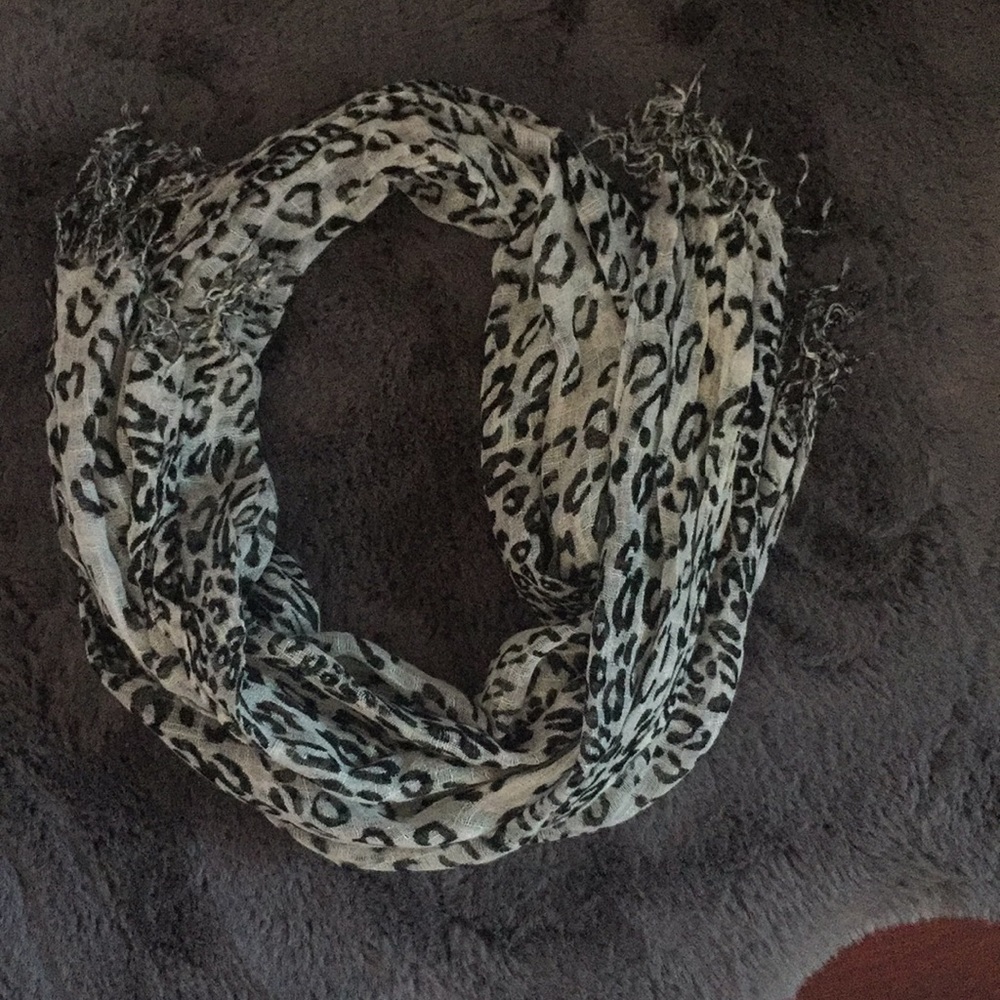 ⭐️ Firm Price ⭐️ Light Gray/silver Leopard Print Scarf